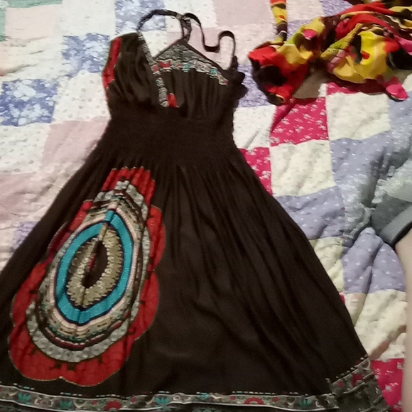 Dresses - Picture 3 of 3